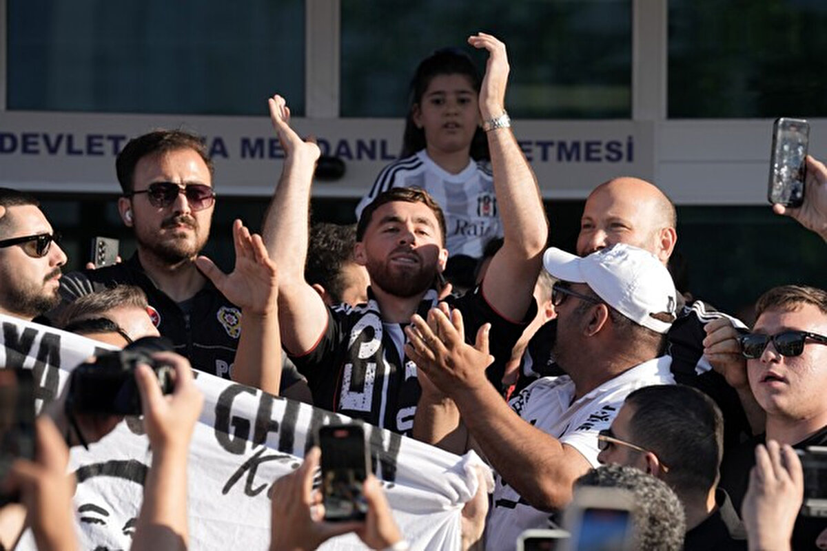 "Bir sonraki transfer kim olacak?" sorusuna ise "Bekleyin, görün" yanıtını veren Daltaban taraftarı epey heyecanlandırdı.<br><br>