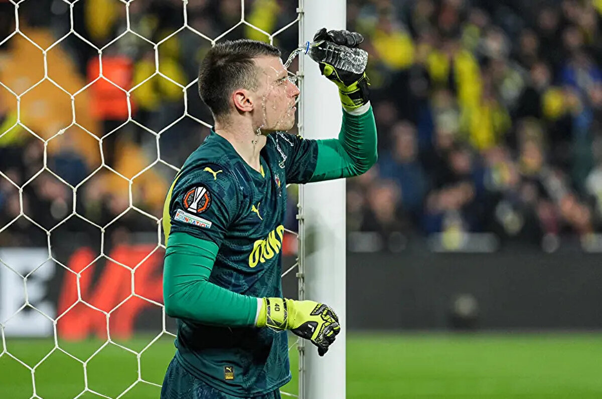 Bu gelişmeler ışığında takımda kalması beklenen Livakovic ile Jose Mourinho'nun özel bir görüşme yaptığı belirtildi.<br>