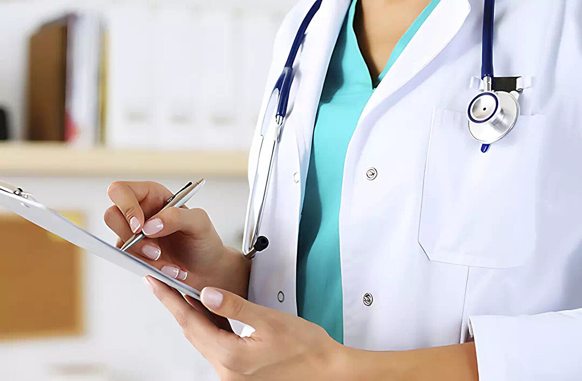 Yeni düzenleme yolda<br><br>Sağlık Bakanlığı’nın Meclis’e sunduğu “Sağlıkla İlgili Bazı Kanunlarda ve 663 Sayılı KHK’de Değişiklik Yapılmasına Dair Kanun Teklifi” ile birlikte doktorlar artık yeniden sigortalı çalışan sayılabilecek. Yasa teklifine göre;<br><br>Doktorlar ve diş hekimleri en fazla iki sağlık kurumunda çalışabilecek,<br><br>SSK (4A) statüsüne alınacaklar,<br><br>Sosyal güvenlikte bütünlük sağlanacak,<br><br>Sağlık hizmetlerinin kalitesi ve denetlenebilirliği artırılacak.