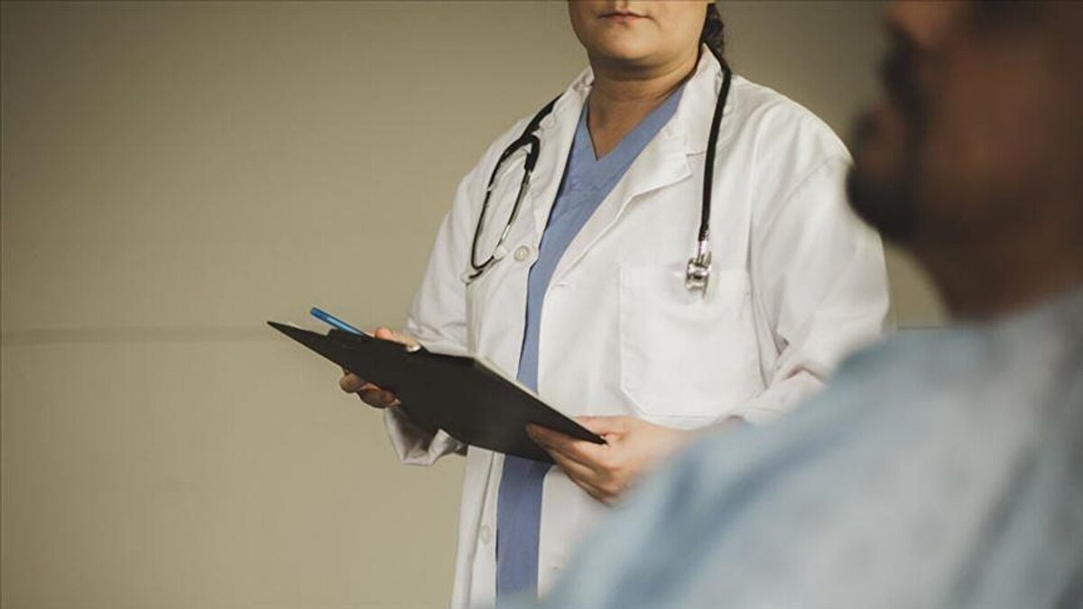 İş Kanunu hakları da geri geliyor<br><br>Yeni düzenleme sadece emeklilik değil, aynı zamanda sosyal haklar açısından da önemli yenilikler içeriyor. Doktorlar artık;<br><br>Yıllık ücretli izin,<br><br>Resmî tatil ve genel tatil günleri,<br><br>Kıdem tazminatı,<br><br>Haftalık izin,<br><br>İş güvencesi gibi İş Kanunu’ndan doğan tüm haklardan yararlanabilecek.