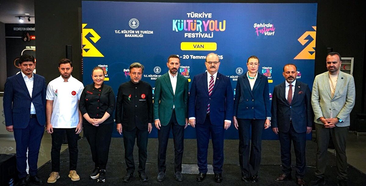 Van 300 etkinlikle sanata doyacak<br><br>Festivalin açılış töreninin ardından Kültür ve Turizm Bakan Yardımcısı Serdar Çam, Türkiye Kültür Yolu Festival Direktörü Selim Terzi ve ziyaretçiler, Van Müzesi’nde yer alan sanat sergilerini gezdi. Resul Çelik’in "Gizem Dolu Anadolu", İsmail Erdoğan’ın "Van Yadigârı" ve "Işık Doğudan Yükselir" sergileriyle Van’ın kültürel mirasına sanat penceresinden tanıklık edildi.                                                  <br>