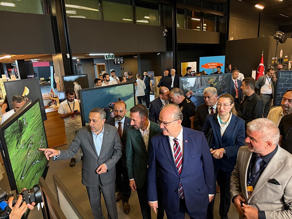 Festival, Kültür ve Turizm Bakan Yardımcısı Serdar Çam’ın katılımıyla Van Müzesi’nde gerçekleştirilen açılış töreniyle başladı. Törene Türkiye Kültür Yolu Festival Direktörü Selim Terzi, il protokolü ve çok sayıda sanatsever katıldı.<br><br>Açılış konuşmasında Kültür ve Turizm Bakan Yardımcısı Serdar Çam, “Türkiye’nin dört bir yanından, bölge şehirlerimizden, hatta sınır ötesinden pek çok kişi de bu festivallerimize katılıyor. Kültür Yolu Festivali bu noktadan ele alındığında yalnızca sanatın ve kültürün değil aynı zamanda turizmin ve ekonominin de kalbinin attığı, şehirlerimizin 'Marka Şehir' olma vizyonuna hizmet eden bir organizasyon haline gelmiş durumda. Van bu noktada zaten geçmişten günümüze bir marka şehir ve tam da bu nedenle Kültür Yolu Festivali bu şehre çok yakışıyor” dedi.                    