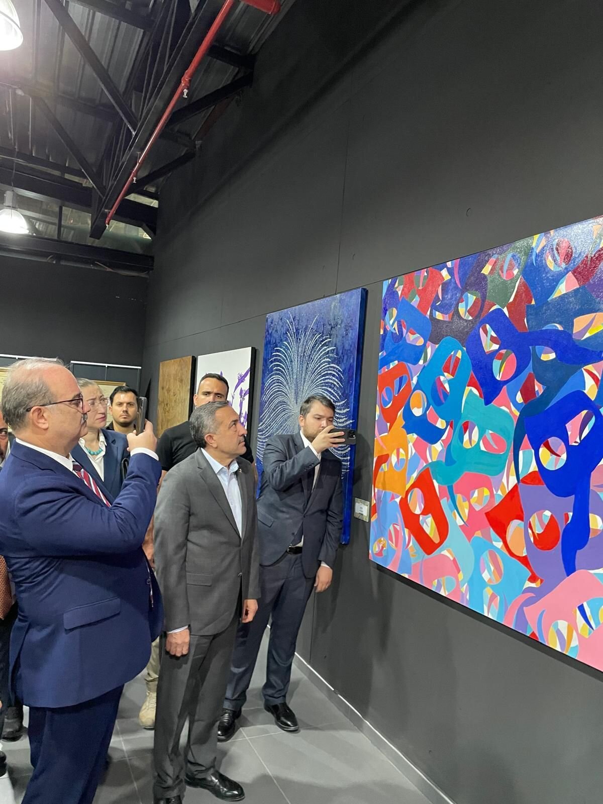 Zafer Karaokay’ın "Şehzadeler Sultanlar Oyuncak Sergisi" geçmişe nostaljik bir yolculuk sunarken, Kültür Varlıkları ve Müzeler Genel Müdürlüğü’ne ait koleksiyonlardan oluşan “Kuşlar ve Şeyler”, “Kişisel Seramik”, “Van Geleneksel El Sanatları” ve “Urartudan Günümüze Kadın” sergileri sanatseverlerin beğenisine sunuldu.<br><br>Ayrıca, Yaşayan Miras teması altında hazırlanan “Çorap Sergisi”, “Türkiye’nin Minyatürleri”, “Türkiye’nin Ustaları” belgesel gösterimi ve dijital hareketli minyatür uygulamaları da ziyaretçilerin beğenisini kazandı. Rıza Bey’in "Gökyüzünden Türkiye" başlıklı fotoğraf sergisi ise ziyaretçilere Türkiye’yi kuşbakışı keşfetme fırsatı verdi.