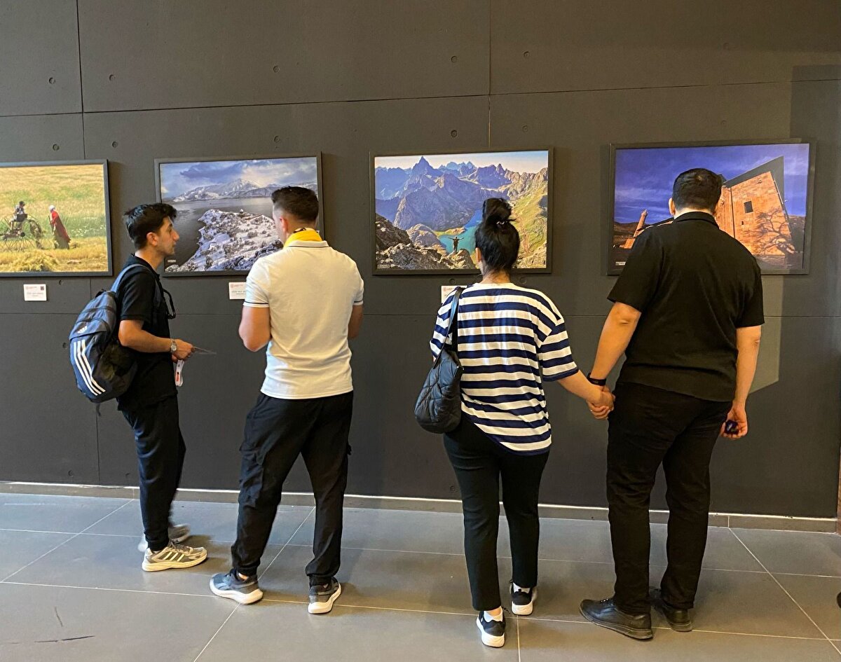 Günün son durağı ise Tariria Kültür, Sanat ve Gastronomi Merkezi oldu. Burada sanatseverler, dünyaca ünlü sanatçı Pablo Picasso’nun “Yaratılış Her Şeydir” başlıklı eserleriyle buluştu. Bu özel sergi, Van’daki sanat programına evrensel bir değer kattı.<br>