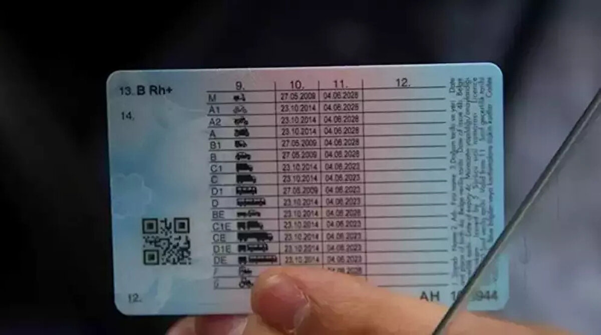 32 milyon 466 bin 334 kişi yeni nesil sürücü belgesini kullanıyor<br>Nüfus ve Vatandaşlık İşleri Genel Müdürlüğü verilerine göre, Türkiye’de 32 milyon 466 bin 334 kişi artık yeni nesil sürücü belgeleriyle trafikte yer alıyor.<br><br>3 milyon 211 bin 157 kişiye yenileme uyarısı<br>Eski tip sürücü belgesini kullanmaya devam eden 3 milyon 211 bin 157 sürücüye, 1 Ağustos’a kadar ehliyetlerini yenilemeleri gerektiği bildirildi. Aksi halde belgeleri geçersiz sayılacak.