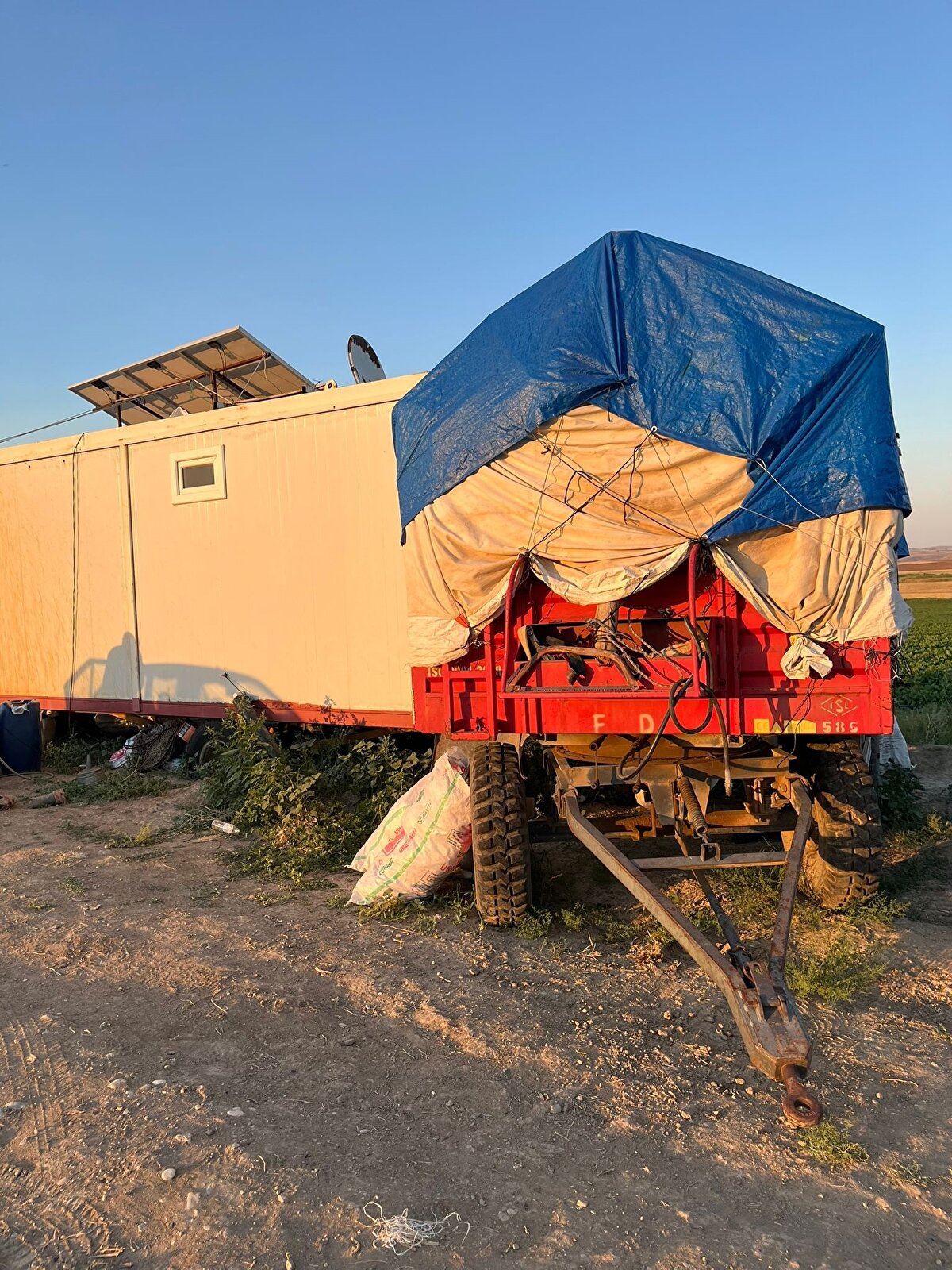 Konya'nın Ilgın ilçesinde yaşayan ve çiftçilikle uğraşan Saim Demirci (44), 9 ay önce Ankara'nın Bala ilçesinde tarla kiralayarak, mısır ve buğday ekti. Ailesi ile tarlaya kurdukları konteynerde yaşayan Saim Demirci, 9 Temmuz'da eşi Kezban ve oğlu Nazif'i burada bırakarak kızı Gönül (18) ile birlikte tarla sulamaya gitti.