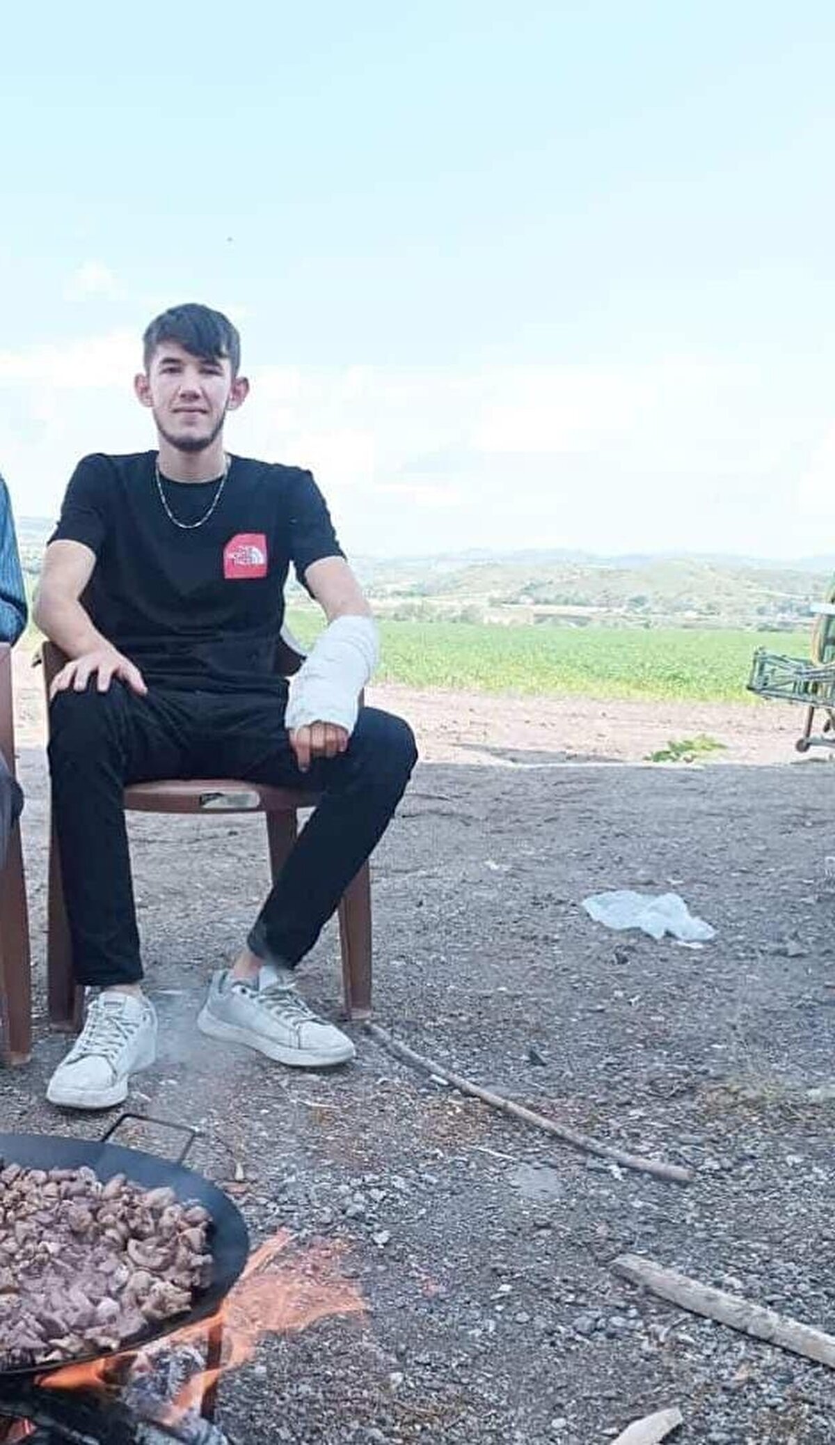 Şüphelilerden biri damadın kardeşi<br><br>Olayı gören bir çoban jandarmaya ifade verdi. Çoban, saldırgan 3 kişinin olay yerine siyah bir araç ile geldiğini ve konteynere girip saldırıyı gerçekleştirdikten sonra kaçtığını söyledi. İfadelerin ardından ekipler, kullanılan aracın kiralık olduğunu tespit etti. Araçta bulunan 3 şüpheli aynı gün yakalanarak gözaltına alındı. Şüphelilerinden birinin Demirci çiftinin damadı Hamza Özdil'in kardeşi İsmail Özdil olduğu belirlendi. Olaydan bir süre önce konteynerde Demirci ailesini ziyaret eden ve ailenin bir miktar altını olduğunu öğrenen Özdil'in, 2 arkadaşı ile birlikte 3 gün pusuda beklediği, baba evden çıkınca da saldırıyı gerçekleştirdiği ifade edildi.