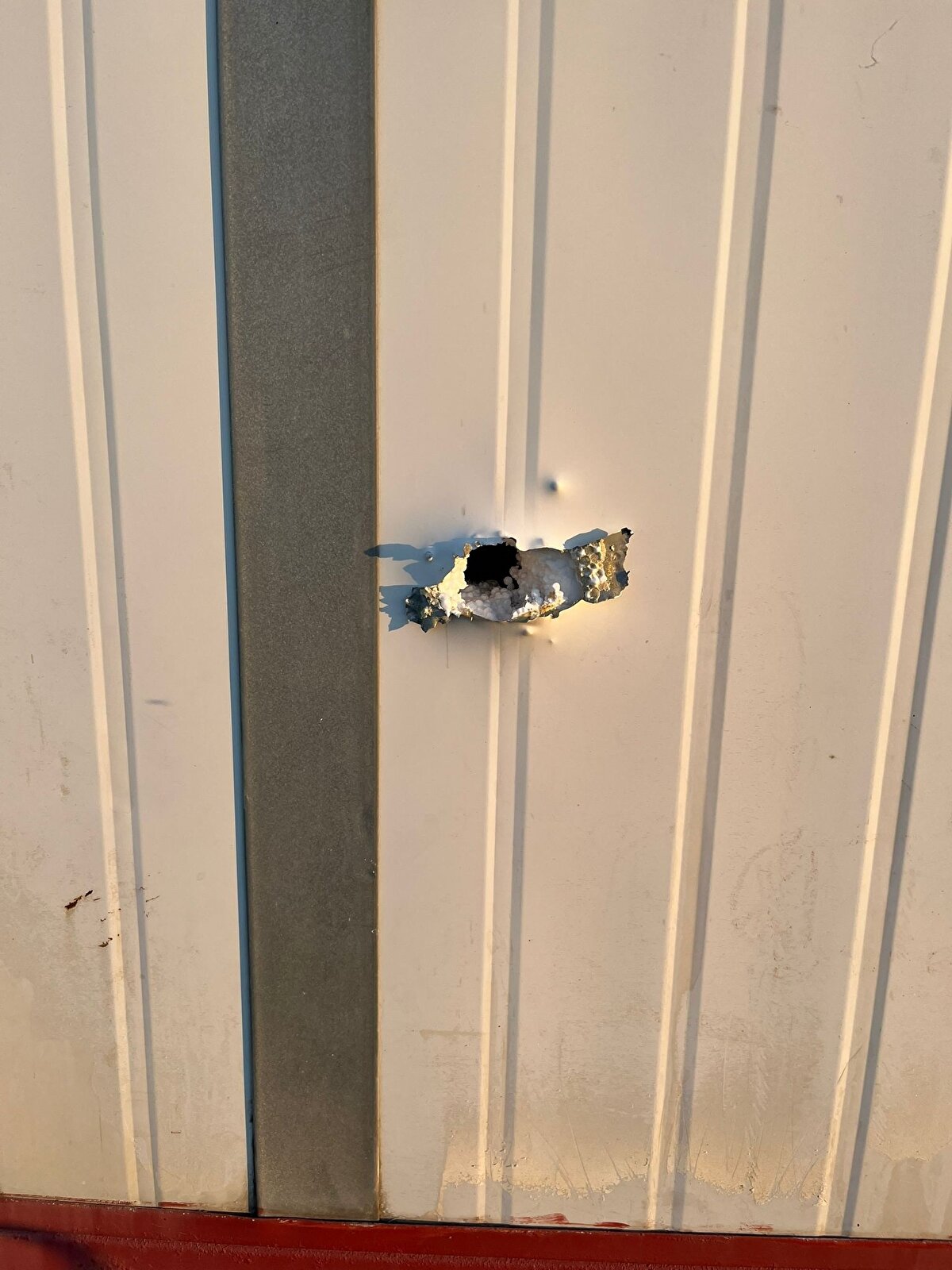 "Baba biz vurulduk"<br><br>Yaralı halde annesinin üzerindeki telefonu alarak babasını arayan Nazif Demirci, "Baba vurulduk, yetiş" dedi. Kısa sürede konteynere gelen Saim Demirci, jandarma ve sağlık ekiplerine haber verdi. Nazif Demirci, ambulansla Ankara Etlik Şehir Hastanesi'ne kaldırılarak tedaviye alındı.