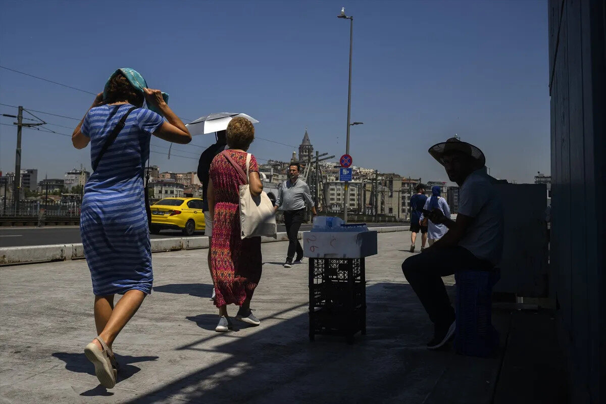 Bugün hava nasıl? <br><br>Bugün hava sıcaklığının, kuzeybatı kesimlerde mevsim normalleri civarında, diğer yerlerde mevsim normalleri üzerinde seyretmeye devam edeceği tahmin ediliyor.