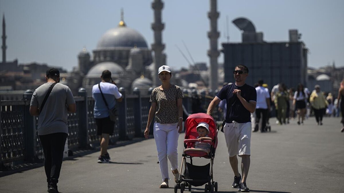 MARMARA<br><br>Parçalı ve az bulutlu geçeceği tahmin ediliyor. Rüzgarın, bölgenin güneyinde kuzey ve kuzeydoğu yönlerden kuvvetli (40-60 km/saat) olarak esmesi bekleniyor.<br><br>BALIKESİR °C, 33°C<br>Parçalı ve az bulutlu<br><br>EDİRNE °C, 37°C<br>Parçalı ve az bulutlu<br><br>İSTANBUL °C, 31°C<br>Parçalı ve az bulutlu<br><br>KIRKLARELİ °C, 33°C<br>Parçalı ve az bulutlu