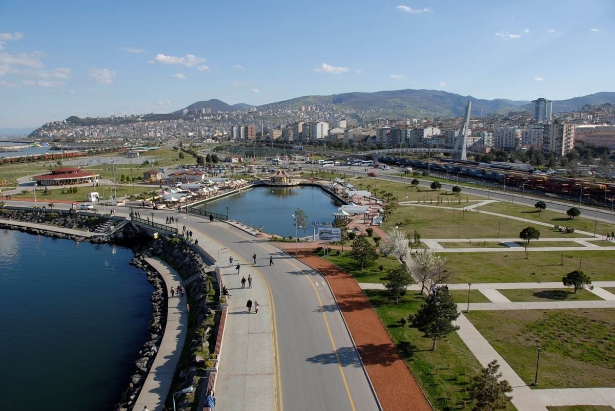 ORTA ve DOĞU KARADENİZ<br><br>Parçalı ve çok bulutlu, bölgenin kıyıları ile Artvin çevrelerinin yerel olmak üzere aralıklı sağanak ve gök gürültülü sağanak yağışlı geçeceği tahmin ediliyor.<br><br>AMASYA °C, 35°C<br>Parçalı ve çok bulutlu<br><br>ARTVİN °C, 30°C<br>Parçalı ve çok bulutlu, yerel olmak üzere sağanak ve gök gürültülü sağanak yağışlı<br><br>SAMSUN °C, 29°C<br>Parçalı ve çok bulutlu, yerel olmak üzere sağanak ve gök gürültülü sağanak yağışlı<br><br>TRABZON °C, 27°C<br>Parçalı ve çok bulutlu, yerel olmak üzere sağanak ve gök gürültülü sağanak yağışlı