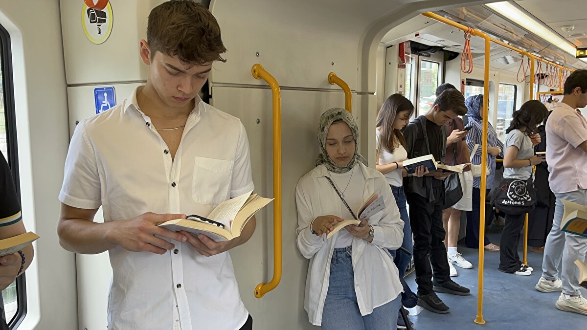 Kentte farklı liselerde öğrenim gören 30 lise öğrencisi, kitap okuma alışkanlığının azalmasına dikkat çekmek amacıyla, farkındalık oluşturmak üzere metroda etkinlik gerçekleştirdi. Korupark Metro İstasyonu’ndan başlayan etkinlikte öğrenciler, ellerine aldığı kitaplarla farklı duraklardan vagonlara binip, birbirinden habersiz gibi davranarak yaklaşık 2 saat boyunca kitap okuyarak yolculuk yaptı. Diğer yolculardan bazıları şaşkınlık yaşarken, bazıları ise tebessüm ve hayranlıkla kitap okuyan öğrencileri izledi.