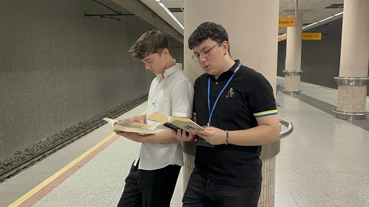 "Telefonlarını kapatıp, kitap okumalarını sağlamak istiyoruz"<br><br>Bursa'da daha önce benzer bir kitap okuma etkinliğinin yapılmadığını söyleyen Beytar, “Biz de bu eksikliği tamamlamak için arkadaşlarımızla organize olduk. Umarım bu eksikliği böyle bir etkinlikle tamamlayabiliriz. Bu fikir 1 yıl önce aklımıza geldi. Bu süre içerisinde çok fazla kişi ve kurumla görüşerek organize etmeye çalıştım. İnsanlar artık kitap okuma alışkanlığını çok ciddi anlamda düşürmüş bulunmakta. Metroda kitap okuyarak insanların, ‘Ben neden metrodayken telefona bakıyorum? Neden kitap okumuyorum?’ sorularını kendilerine sormalarını sağlamak istiyoruz. Amacımız, tamamen bizi gören insanların önlerindeki telefonları kapatıp, bir sonraki metroya binişinde yanında kitabıyla gelerek, kitap okumasını sağlamaktır” diye konuştu.