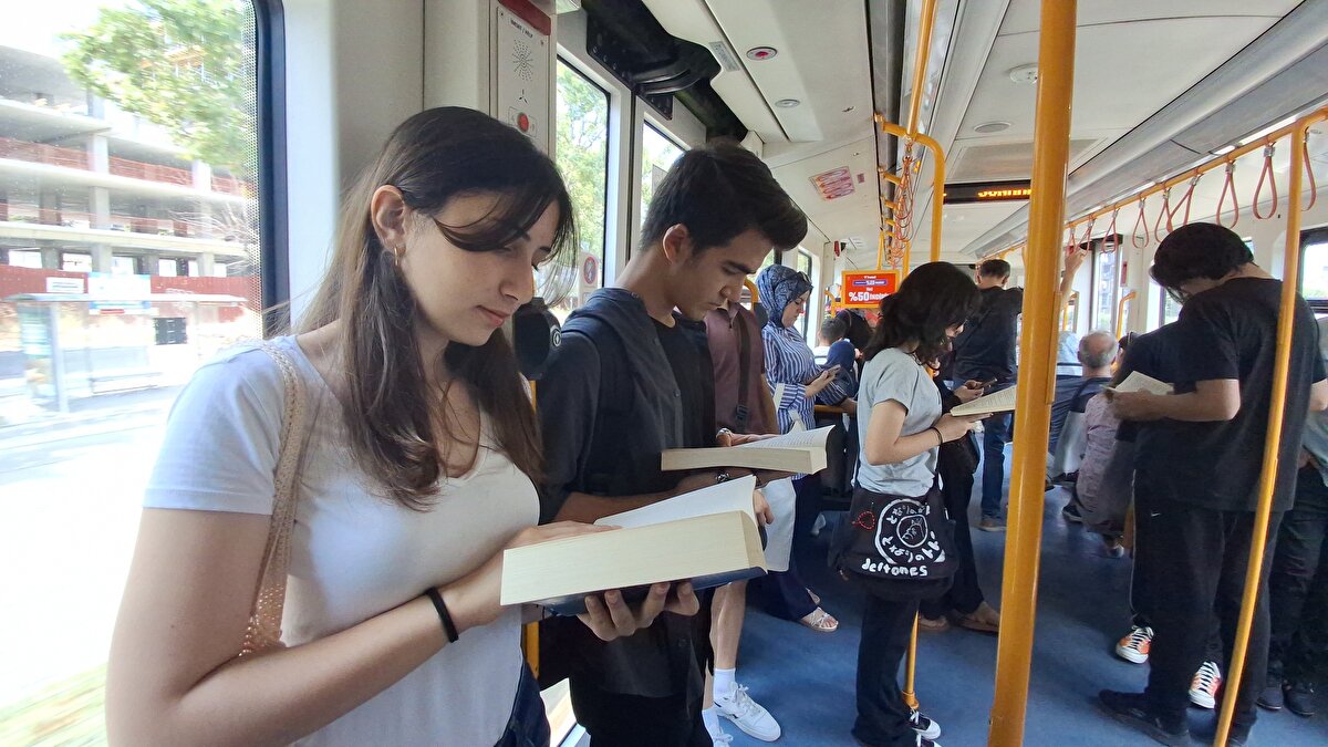"Boşa harcanan zaman kitap okuyarak değerlendirilebilir"<br><br>Etkinliğe katılan bir diğer öğrenci Kerem Kahraman (17) ise “Ben de pek çok sosyal sorumluluk projesi ve etkinlikte yer aldım. Bu etkinliği de arkadaşımla birlikte planladık. Metro ve diğer toplu ulaşım araçlarında insanlar telefonlarıyla meşgul olmaktalar. Bu boşa harcanan zaman, kitap okuyarak değerlendirilebilir. Biz de buna farkındalık oluşturmak istedik. Bu projede, sessiz ve etkili bir şekilde kitap okuma farkındalığı oluşturmak istiyoruz” ifadelerini kullandı.