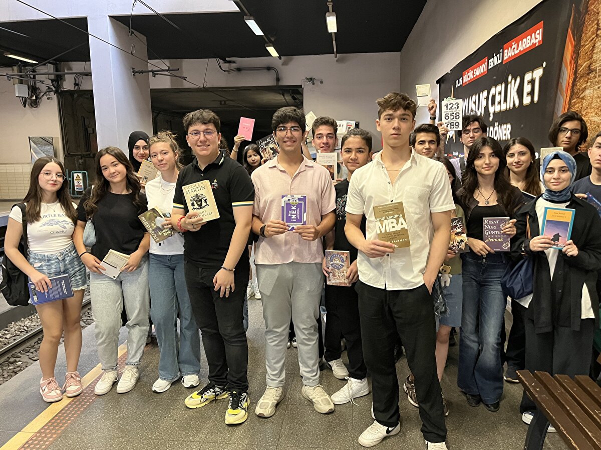 Etkinliğe tesadüfen tanık olarak kitap okumaya başladı<br><br>Etkinliğe tesadüfen tanık olan ve sonrasında kitap okuyan gençlerin arasına katılan Furkan Melik Bayındır da (17) “Metroyu günlük hayatta sıklıkla kullanan bir insanım. Bugün de metroya binerek kütüphaneye giderken, vagonlarda alışık olmadığım bir durumla karşılaştım. Kitap okuyan insan sayısının fazla olduğunu fark ettim. Kitap okuyan arkadaşlara bilgi almak amacıyla sorular sorduğumda, bu durumun özellikle sosyal medya kullanımına ve gereksiz vakit harcamalarına karşı bir farkındalık etkinliği olduğunu öğrendim. Bu benim çok hoşuma gitti ve kitap okuyan arkadaşların arasına katılarak, ben de kitap okumaya başladım. İnsanların da bu etkinliğe katılımının sağlanması fikri çok hoşuma gitti. Umarım etkinlik amacına ulaşır” dedi. 