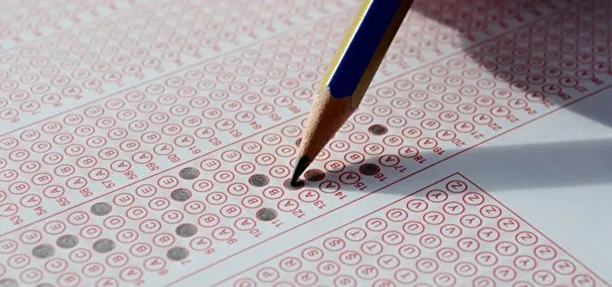 Fotoğrafsız öğrenciler dikkat<br><br>Açık Öğretim Lisesi Bilgi Yönetim Sistemi'nde fotoğrafı bulunmayan öğrenciler, sınav giriş belgelerini alamıyor. Bu öğrenciler, 18 Temmuz 2025 tarihine kadar halk eğitimi merkezlerine giderek fotoğraflarını sisteme yükletmeli. Fotoğraf yükleme işlemi tamamlandıktan sonra açık lise sınav giriş belgesi alınabilecek.