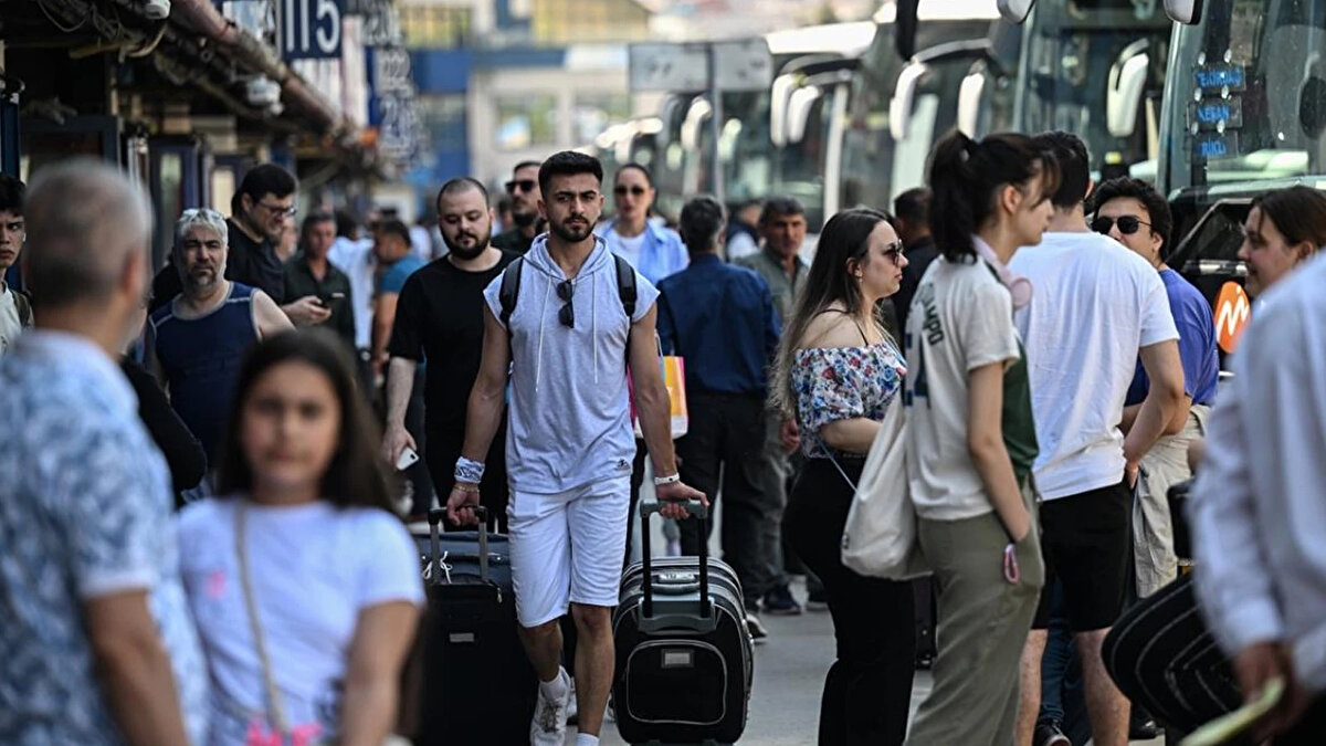 Türkiye İstatistik Kurumu (TÜİK) 2024 yılı iller arası göç verilerini paylaştı. Yapılan açıklamaya göre, Türkiye genelinde 2024 yılında toplam 2 milyon 682 bin 673 kişi iller arasında göç etti. İller arası göç eden nüfus oranı ise %3,13 olarak kayıtlara geçti.