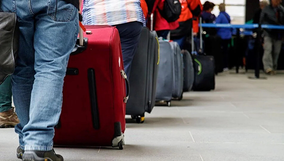 Göç etmenin en önemli nedeni: Aile bağımlılığı<br><br>TÜİK verilerine göre, 2024'te 579 bin 507 kişi hanedeki fertlerden birine bağımlı olduğu için göç etti. 512 bin 370 kişi daha iyi konut ve yaşam koşulları nedeniyle, 479 bin 622 kişi ise eğitim amacıyla şehir değiştirdi.