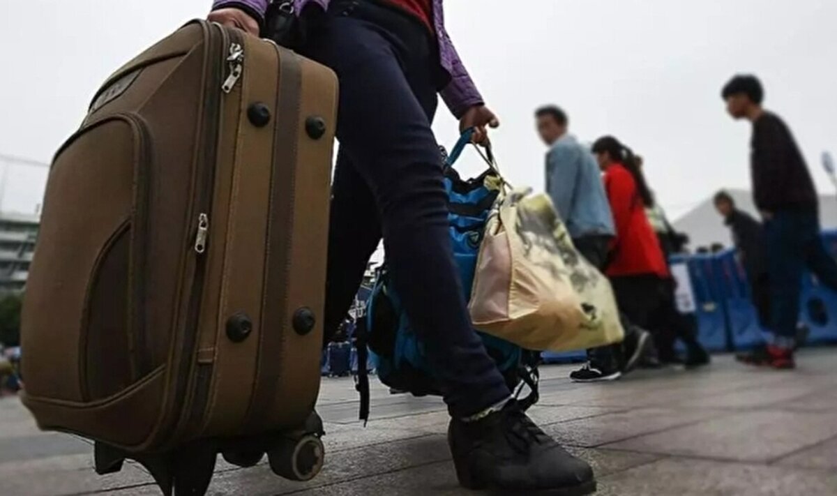 2024 Türkiye göç haritası<br><br>En çok göç alan il: İstanbul (395.485 kişi)<br><br>En çok göç veren il: İstanbul (369.453 kişi)<br><br>En az göç alan il: Ardahan (4.570 kişi)<br><br>En az göç veren il: Ardahan (6.441 kişi)<br><br>En çok göç eden yaş grubu: 20-24 yaş (549.043 kişi)<br><br>En yaygın göç nedeni: Aile bağımlılığı (579.507 kişi)