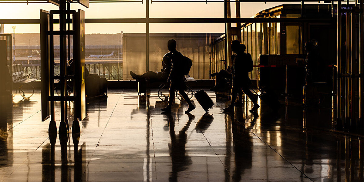 İstanbul göçte zirvede: Hem alan hem veren il oldu<br><br>Verilere göre, İstanbul yine en çok hareketliliğin yaşandığı şehir oldu. 2024 yılında İstanbul 395 bin 485 kişiyle en fazla göç alan il olurken, 369 bin 453 kişiyle en fazla göç veren il de İstanbul olarak açıklandı. Başkent Ankara 202 bin 402 kişiyle en çok göç alan ikinci il, 150 bin 373 kişiyle de en çok göç veren ikinci il olarak sıralamada yer aldı. Üçüncü sırada ise İzmir yer aldı; 117 bin 889 kişiyle göç aldı, 102 bin 40 kişiyle göç verdi.