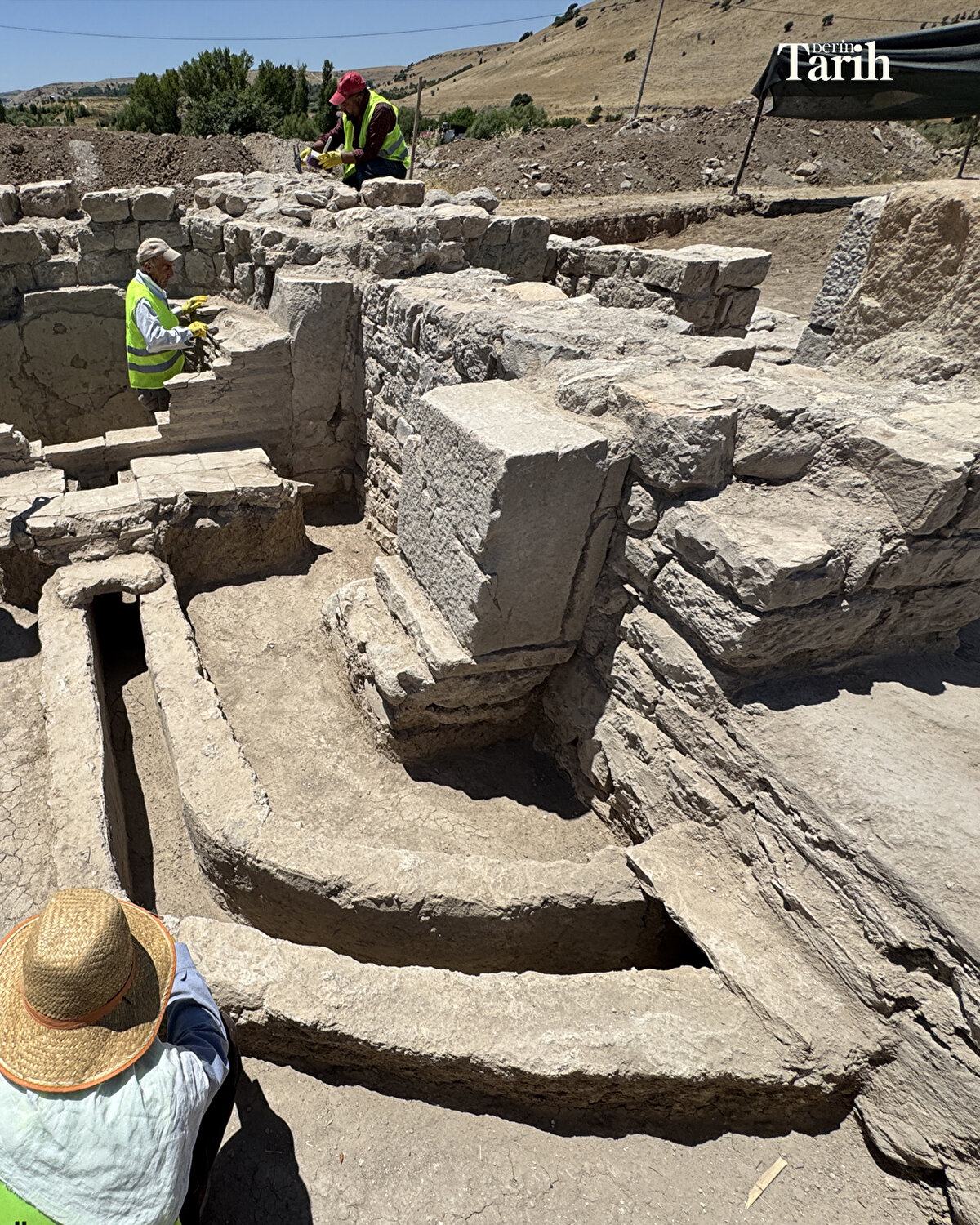 Alanda yürütülen arkeolojik kazıda 75 metrekare büyüklüğünde, alttan ısıtmalı, soğuk, ılık, sıcak bölümleri, terleme odaları, havuzlar, temiz ve atık su kanallarının bulunduğu Geç Roma Dönemine ait hamam gün yüzüne çıkarıldı.
