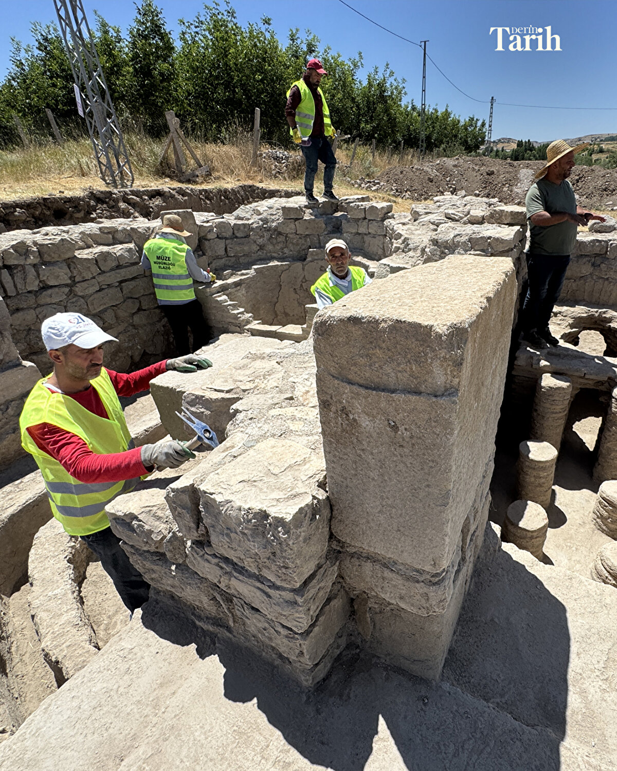 Yapısı itibarıyla o dönemin üst düzey yönetici sınıfına ait olduğu değerlendirilen Roma hamamı, tarihi taban mozaiği ile birlikte turizme kazandırılacak.