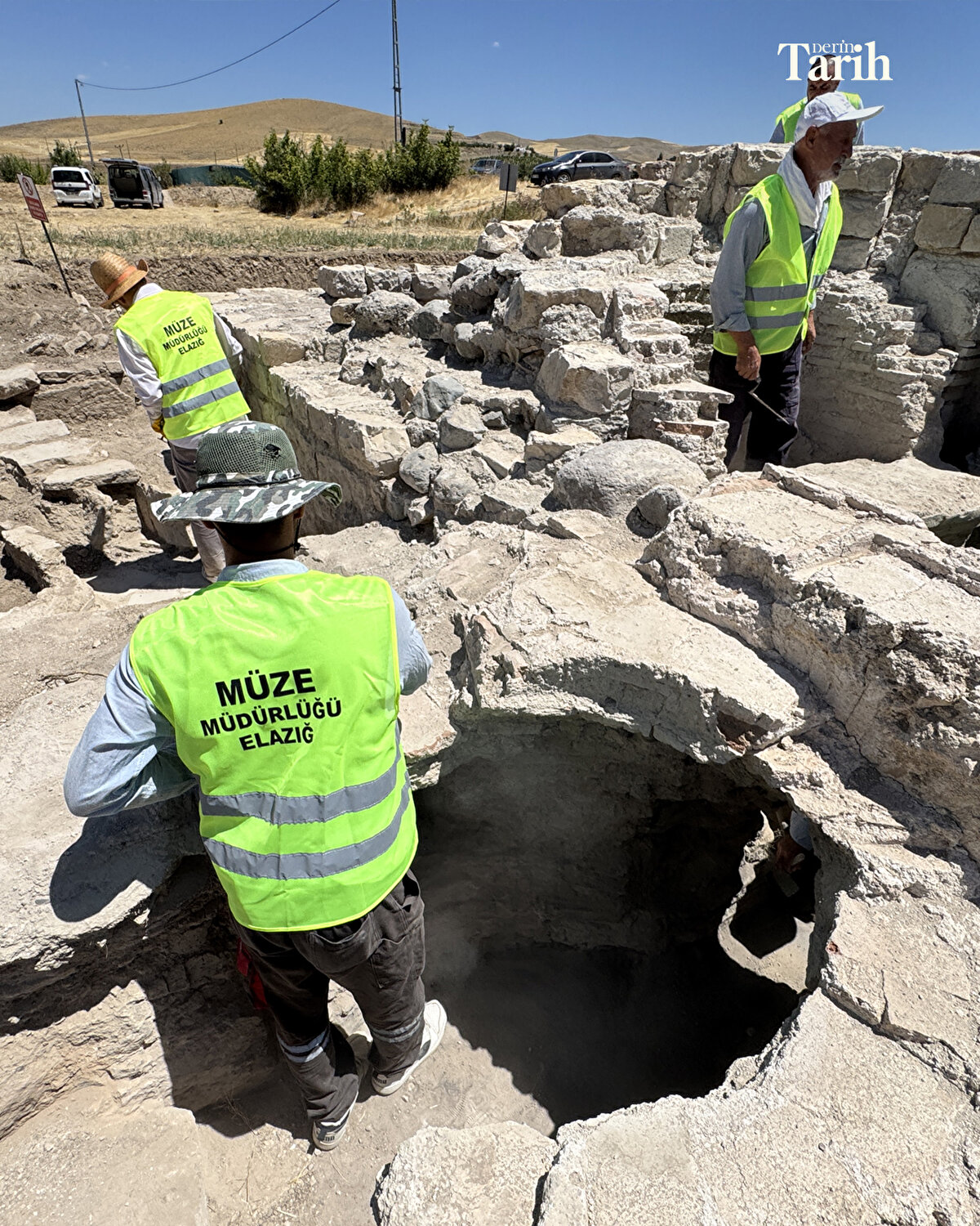 Yaklaşık 1700 yıllık tarihe ve kültüre ışık tutan Roma hamamı komplike yapısıyla dikkati çekiyor.