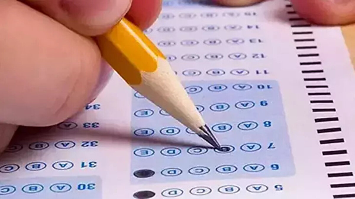 2- Merkezi sınav puanına göre kaç okula kadar tercih yapılabilecek?<br><br>Öğrenciler, sınavla öğrenci alan okullar listesinden 10 okula kadar tercih yapabilecek. Merkezi sınavla öğrenci alan okulların belirlenen kontenjanlarına puan üstünlüğüne göre, tercihler doğrultusunda yerleştirme yapılacak.<br><br>Sınavla öğrenci alan okullarda merkezi sınav puanının eşitliği halinde sırasıyla "Okul Başarı Puanı" (OBP) üstünlüğüne, sırasıyla 8, 7 ve 6'ncı sınıflardaki "Yıl Sonu Başarı Puanı" (YBP) üstünlüğüne, 8'inci sınıfta özürsüz devamsızlık yapılan gün sayısının azlığına, tercih önceliğine ve öğrencinin doğum tarihine göre yaşı küçük olana bakılarak yerleştirme yapılacak.