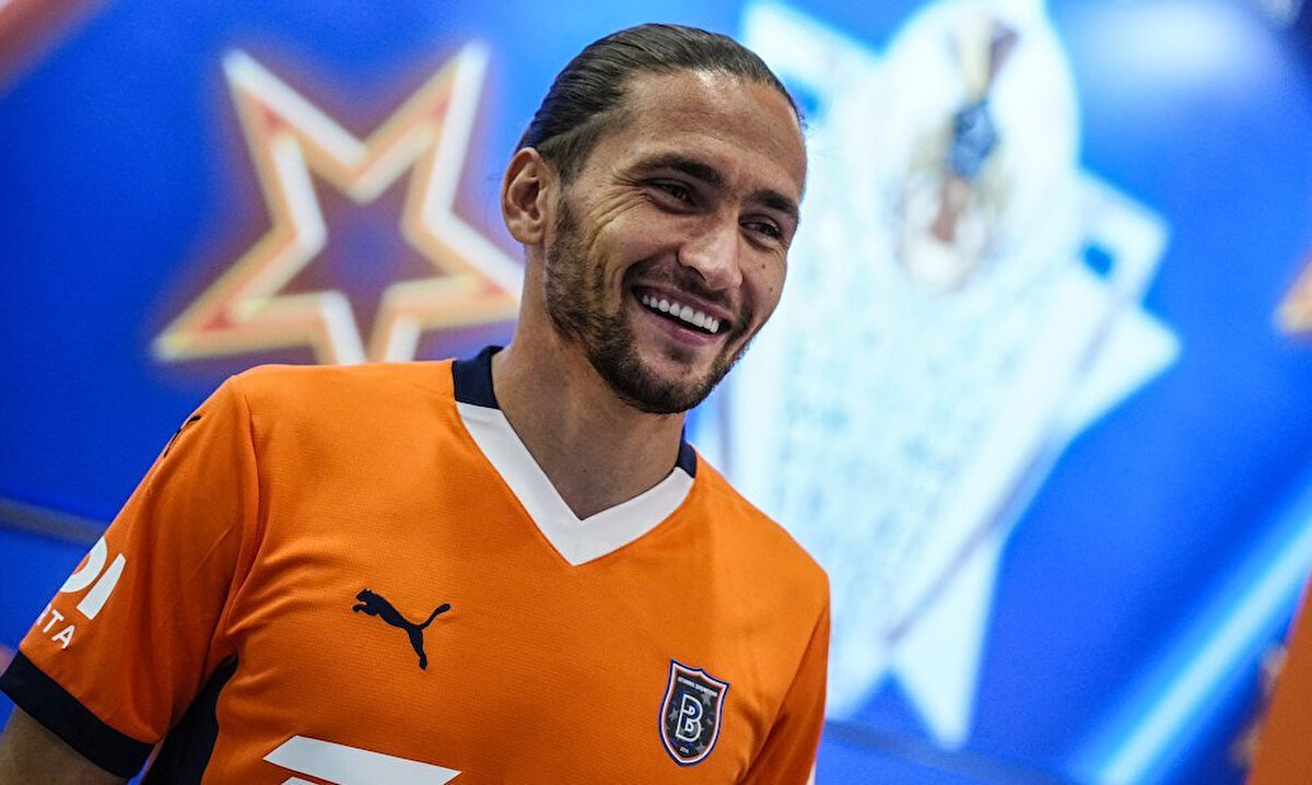 Başakşehir'de aile ortamı oluşturmaya çalıştıklarını vurgulayan Miguel Crespo, UEFA Konferans Ligi'nde final turları oynamayı hedeflediklerini kaydetti.<br>