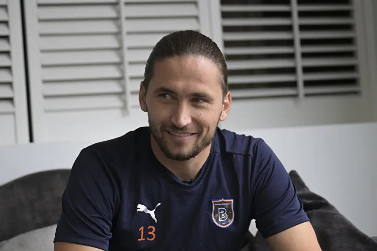 "Kariyerimde 3 kırılma anı var. Biri profesyonel futbolcu olduğum gün. İkincisi Estoril'de hocam Bruno Pinheiro bana çok yardımcı oldu. Geçirdiğim harika sezon sayesinde Fenerbahçe'ye transfer oldum. Üçüncüsü ise Fenerbahçe formasıyla Galatasaray'a attığım gol. Dürüst olmalıyım ki o andan itibaren insanlar beni sıradan değil de gerçek bir futbolcu olarak görmeye başladı. O golün bana ciddi katkısı oldu. Fenerbahçe'de çok iyi bir iş ortaya koydum. O golden sonra insanlar bana gerçekten saygı göstermeye başladı."<br>