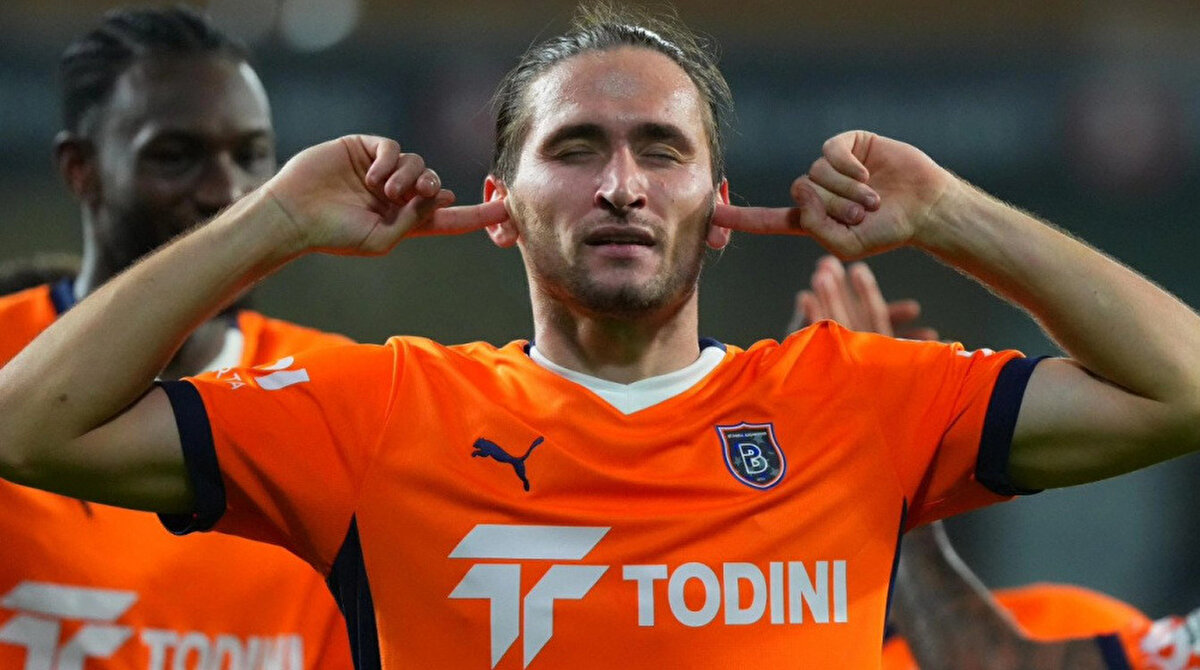 Modric'in Arda'ya formasını vermesi ve milli futbolcuyla ilgili görüşlerini paylaşan Crespo, "Bu çok güzel bir mesaj. Luka Modric'in Arda'ya formasını vermesi ve 'Bundan sonrası sende.' demesi, Arda'ya çok büyük görev düştüğü anlamına geliyor. En iyisini yapmak zorunda. Arda her zaman çok çalışkan ve kibar bir çocuktu. O yaşlarda tecrübeli insanlardan bir şeyler öğrenmeniz ve onları dinlemeniz çok önemli. Arda, Fenerbahçe'de beraber oynadığımız dönemde her zaman böyle bir insan olmuştur. Onun için her zaman en iyisini diliyorum. Umarım bütün hedeflerine ulaşır ve olabildiğince iyi bir futbolcu olur." ifadelerini kullandı.<br>