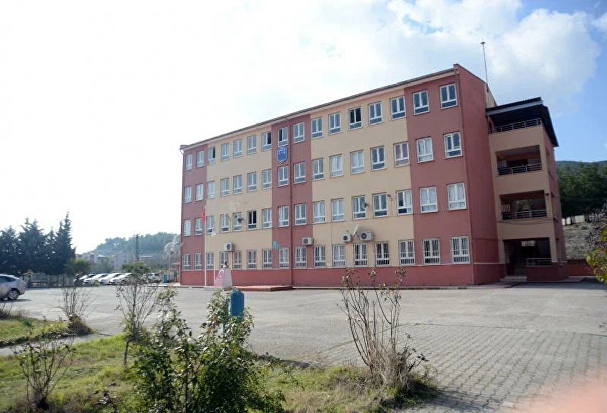 4- Okulların kontenjanlarına nereden ulaşılabilecek?<br><br>LGS kapsamındaki merkezi sınavla öğrenci alacak okulların bu yılki kontenjanları ile geçen seneki yüzdelik dilimleri, e-Okul sistemi üzerinden açıklandı.<br><br>e-Okul üzerinden, kontenjan tabloları ile 2024'te bu okullara sınavla yerleştirmede oluşan en düşük ve en yüksek yüzdelik dilimler görülüyor. Böylece öğrenciler, bu yıl sınavdaki kendi yüzdelik dilimlerini, okulların geçen yıl oluşan taban ve tavan yüzdelik dilimleri ile karşılaştırabiliyor.<br><br>Ayrıca yerel yerleştirme kapsamında sınavsız öğrenci alan okulların kayıt bölgelerine göre tercih tablolarına da e-Okul üzerinden ulaşılabiliyor.