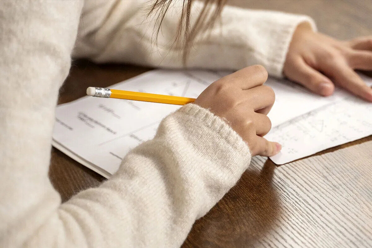 5- Sınava girmeyen öğrenciler ne yapacak?<br><br>Tüm öğrenciler yerel yerleştirme tercihi yapmak zorunda. Merkezi sınav puanına sahip olan öğrenciler dahil tüm öğrencilerin, yerel yerleştirme ile öğrenci alan okul tercihinde bulunmaları gerekiyor.<br><br>Yerel yerleştirmede öğrenciler, ikamet adresleri, OBP ve devam-devamsızlık kriterleri dikkate alınarak kayıt alanlarında bulunan farklı türdeki okullardan en fazla 5 tercih yapacak.<br><br>Yerel yerleştirmelerden en az bir okul tercih edilmesi zorunlu olacak. Yerel yerleştirme ekranında yeşil renk "kayıt alanında" öğrenci için ikamet adresinin bulunduğu kayıt alanında yer alan okulları, mavi renk "komşu kayıt alanında" öğrenci için ikamet adresine göre komşu kayıt alanında yer alan okulları, kırmızı renk "diğer" ise öğrenci için bunların dışında kalan okulları belirtiyor olacak.<br><br>Pansiyonlu okullar için tercih yapmak ise isteğe bağlı olacak.