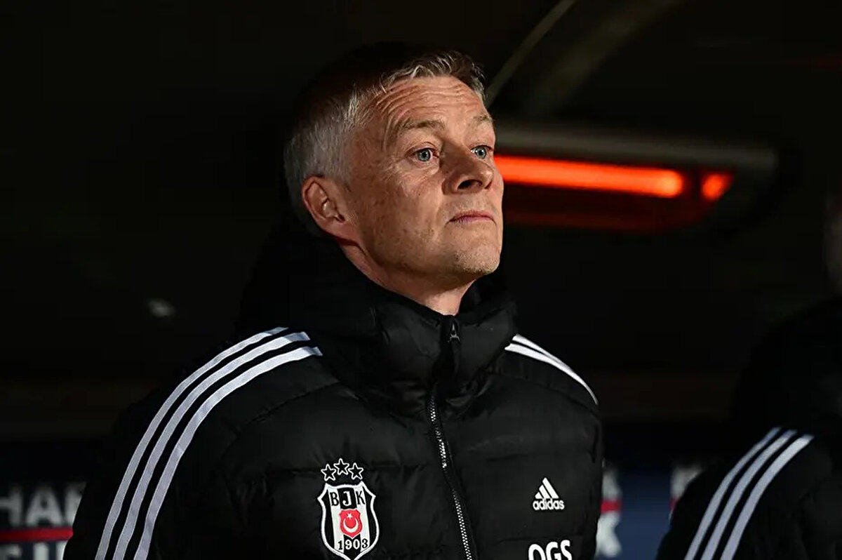 Türkiye'de kendisini nelerin şaşırttığı sorulan 52 yaşındaki teknik adam, "Türkiye'de futbolcular, çok fazla yere yatıyor. Bu yüzden maçlar maksimum 45 dakika oynanıyor. Aslında benim bildiğim normalde maçların 60 dakika civarında oynanması lazım. Türkiye'de bu anlamda benim için sürpriz oldu. Ayrıca sosyal medyadaki eleştiriler ve övgüler çok fazla. Bazı oyuncular o kadar eleştiriliyor ve övülüyor ki kendilerini kaybediyorlar" dedi.<br>