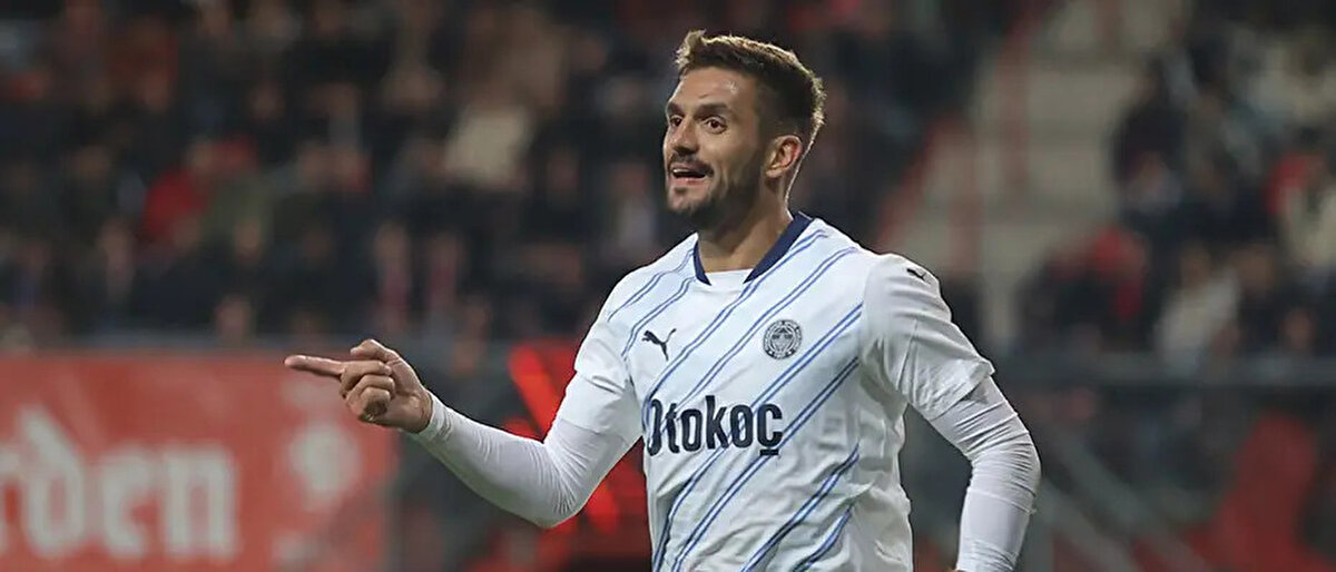 Dusan Tadic ile 6 saatlik transfer görüşmesi gerçekleştirdiklerini aktaran Kızılyıldız Genel Menajeri, tecrübeli futbolcunun İspanya veya İtalya'dan teklif beklediğini ve buralarda oynamak istediğini söyledi.<br>