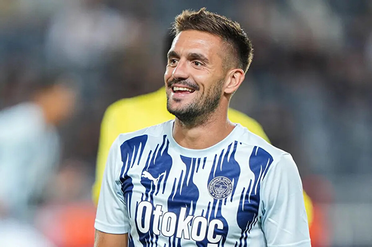 Dusan Tadic'in 2-3 yıl daha üst seviyede futbol oynamak istediğini belirten Terzic, teklifleri karşısında oyuncunun şaşırdığını ifade ederek, "Kendisi için hazırlığım özel teklifi, detayları, finansal koşulları ve Kızılyıldız'ın ne kadar ileri gidebileceğini görünce kendisi de şaşırdı" şeklinde konuştu.<br>