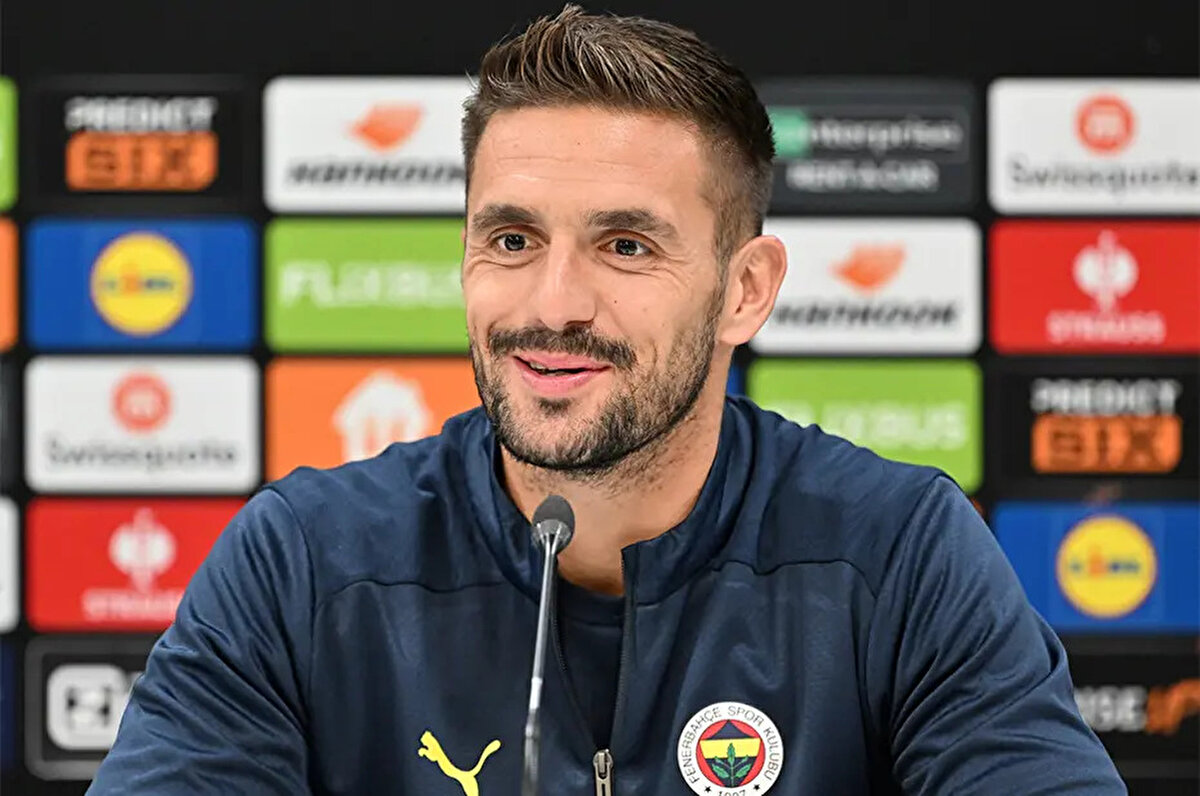 Terzic, Dusan Tadic'e 2+1 yıllık ve Sırp spor tarihinin açık ara en yüksek maaş teklifini yaptıklarını aktardı.<br>