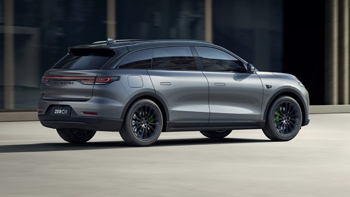 1.220 km menzil, üstün performans<br><br>Güncellenen C11 iki farklı motor seçeneğiyle sunuluyor. Elektrikli menzil destekli hibrit (EREV) versiyonu tam dolu depo ve batarya ile 1.220 kilometre menzil vadediyor. Tamamen elektrikli (BEV) versiyonu ise tek şarjla 640 km’ye kadar menzil sağlıyor.