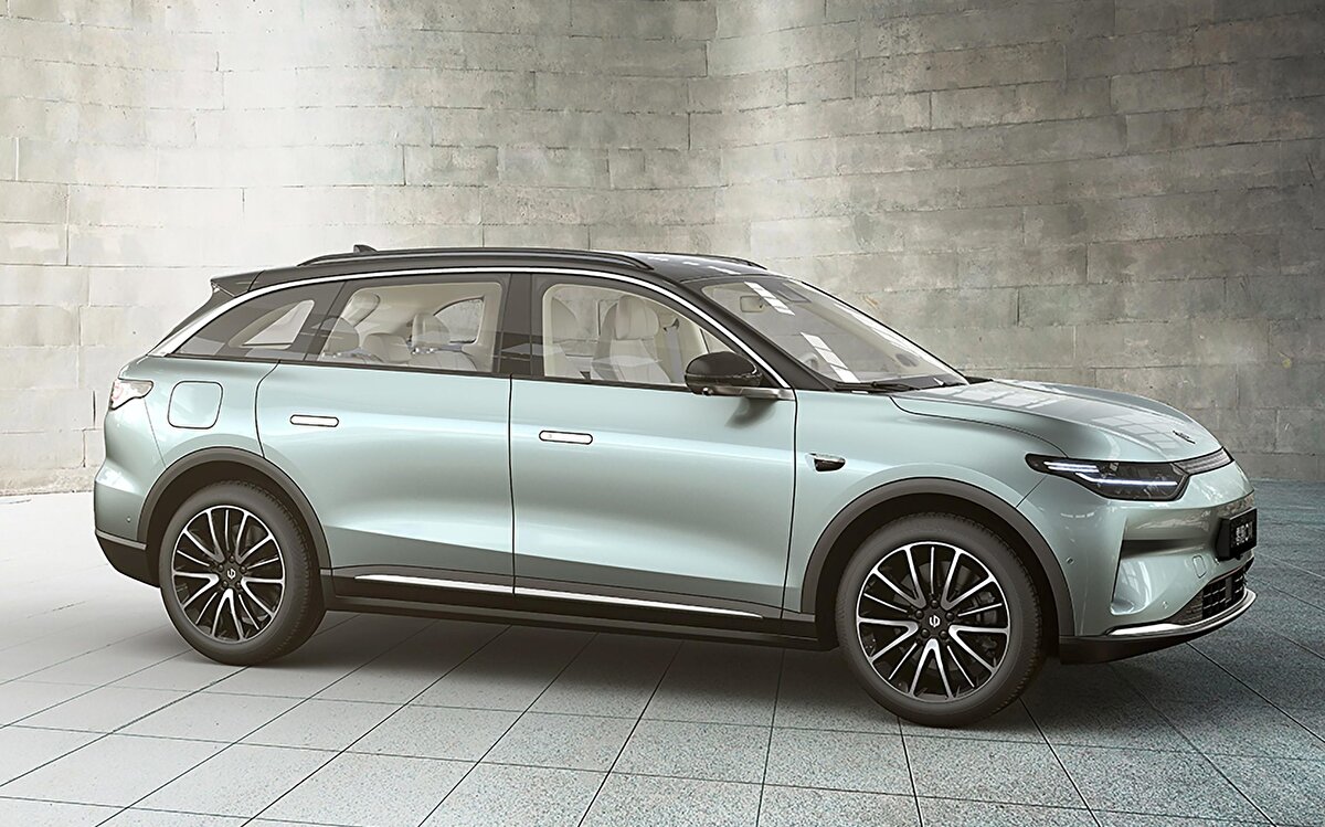 C11 EREV, 1.5 litrelik motorla desteklenirken, maksimum 200 kW güç ve 320 Nm tork üretiyor. 0’dan 100 km/sa hıza sadece 7,6 saniyede ulaşıyor. Tam elektrikli model ise 220 kW güç ve 360 Nm torkla 0’dan 100 km/sa’ye yalnızca 6,1 saniyede çıkıyor.