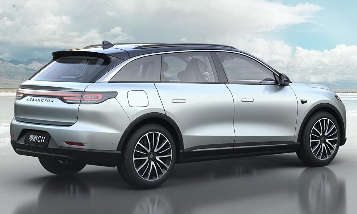 1 milyon liranın altında SUV isteyenlere fırsat<br><br>4780 mm uzunluk, 1905 mm genişlik ve 1658 mm yükseklik ölçülerine sahip olan yeni C11, beş kişilik geniş iç hacmiyle de öne çıkıyor. Sıfır araç fiyatlarının hızla yükseldiği dönemde, 1 milyon TL’nin altında güçlü bir SUV sahibi olmak isteyenler için Leapmotor C11 cazip bir seçenek olabilir.