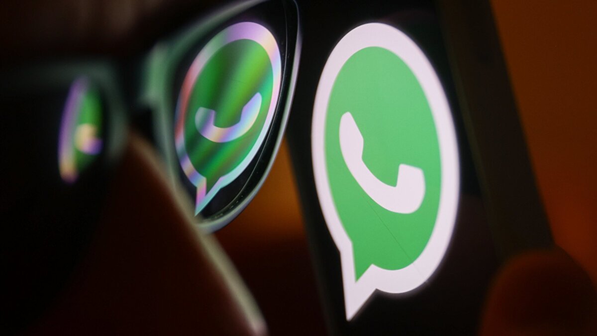 Daha önce WhatsApp, taslak mesajları ayırt etmek için sohbetlerde küçük yeşil bir “taslak” etiketi kullanıyordu. Ancak özellikle çok fazla sohbeti olan kullanıcılar için bu yöntem zaman zaman yetersiz kalıyordu. Yeni filtreleme seçeneğiyle tüm taslaklar tek bir listede toplanacak ve kullanıcılar bekleyen mesajlarına hızlıca erişebilecek.