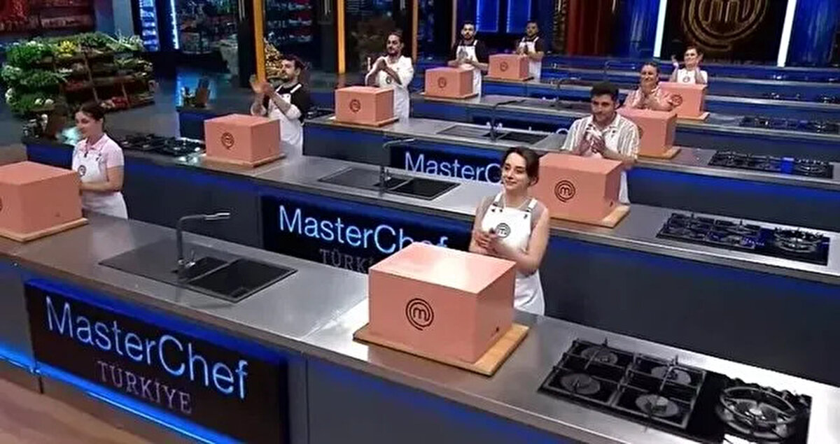 İlk turda yarışmacılardan Viyana şinitzel yapmaları istendi. Şeflerin titiz değerlendirmelerinin ardından Hilal, Ayten, Burçak, Onur, Çağatay ve Doğuhan ilk turu başarıyla geçerek ikinci tura yükseldi.