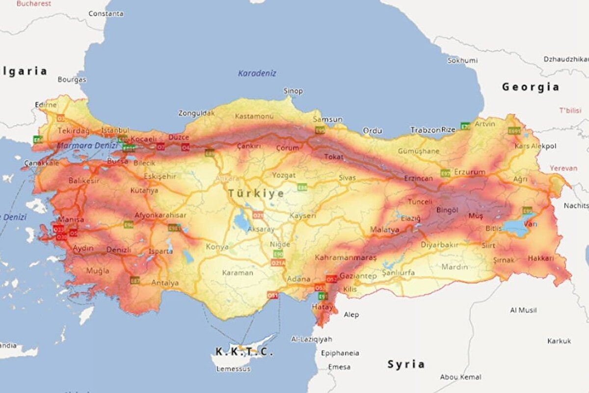 Yapılan son değerlendirmelere göre, Türkiye’de bazı şehirler düşük sismik hareketlilikleriyle dikkat çekerken, bazı iller ise yüksek deprem riski nedeniyle ön plana çıktı. Güncel fay hattı hareketleri baz alınarak AFAD hazırladığı yeni Türkiye deprem haritasını yayımladı. Peki yeni deprem haritasında en tehlikeli ve en güvenli iller hangileri oldu? İşte 2025 güncel Türkiye deprem haritası