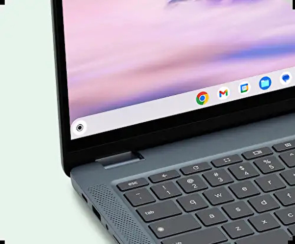 Google teknoloji dünyasında dengeleri değiştirecek yeni bir adım atmaya hazırlanıyor. Uzun süredir teknoloji dünyasında konuşulan iddialar sonunda resmiyet kazandı. Google, mobil dünyanın lider işletim sistemi Android ile dizüstü ve masaüstü bilgisayarlar için geliştirilen ChromeOS'u tek bir platformda birleştireceğini açıkladı. Şirketin Android Ekosisteminden Sorumlu Başkanı Sameer Samat tarafından yapılan açıklamaya göre, iki işletim sistemi artık ayrı ayrı geliştirilmek yerine ortak bir çatı altında buluşacak. Bu karar, Google’ın yazılım stratejisinde köklü bir değişimin habercisi olarak yorumlanıyor. Özellikle masaüstü ve mobil cihazlar arasındaki geçişi daha kolay hale getirmeyi hedefleyen bu adım, Android ile ChromeOS’un avantajlarını tek bir noktada toplamasıyla kullanıcı deneyimini tamamen değiştirebilir. Üstelik bu gelişme, Apple’ın ekosistemine karşı ciddi bir rakip doğmasına da zemin hazırlıyor.