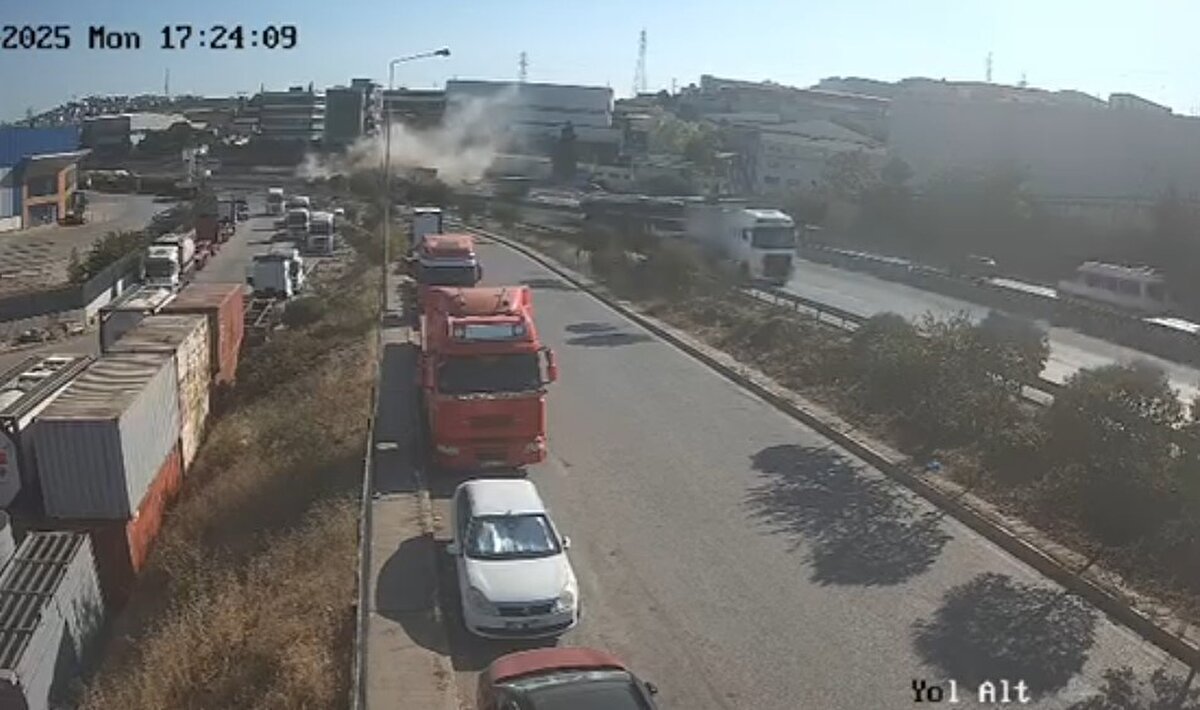 Çarpışmanın etkisiyle savrulan tırın dorsesindeki konteyner düştü.