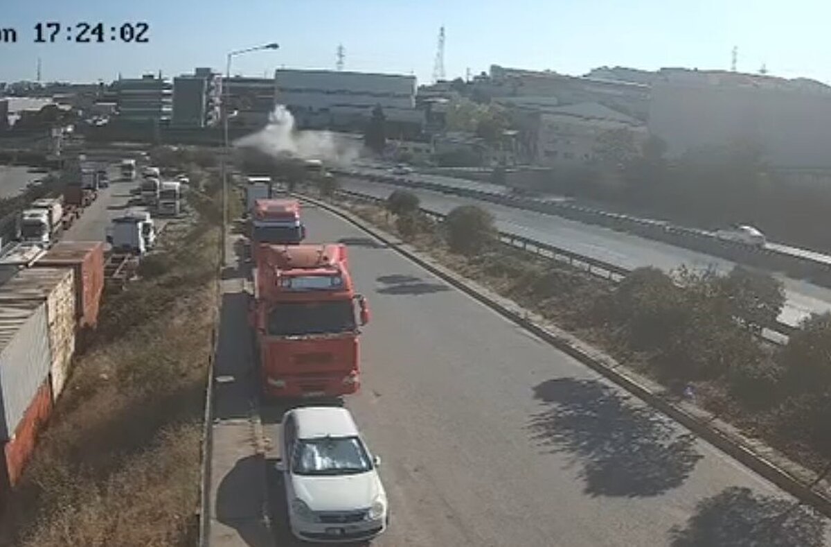 Otomobillerden biri ise adeta parçalandı. İhbar üzerine olay yerine itfaiye, sağlık, jandarma ve polis ekipleri sevk edildi. Kazada ilk belirlemelere göre ölü ve yaralıların olduğu belirtildi.