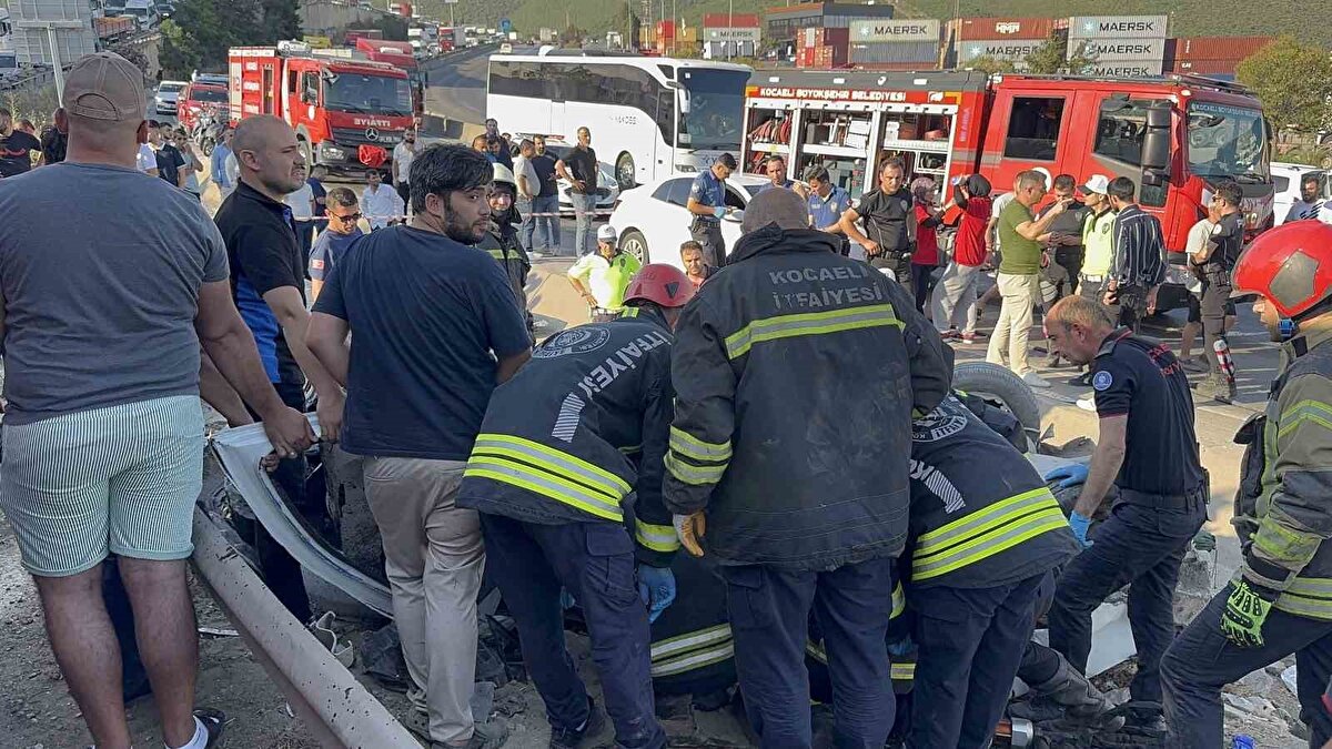 Karayolda kontrollü geçişler sağlanırken, ekiplerin müdahaleleri sürüyor. Öte yandan kaza anı, güvenlik kamerasına yansıdı.