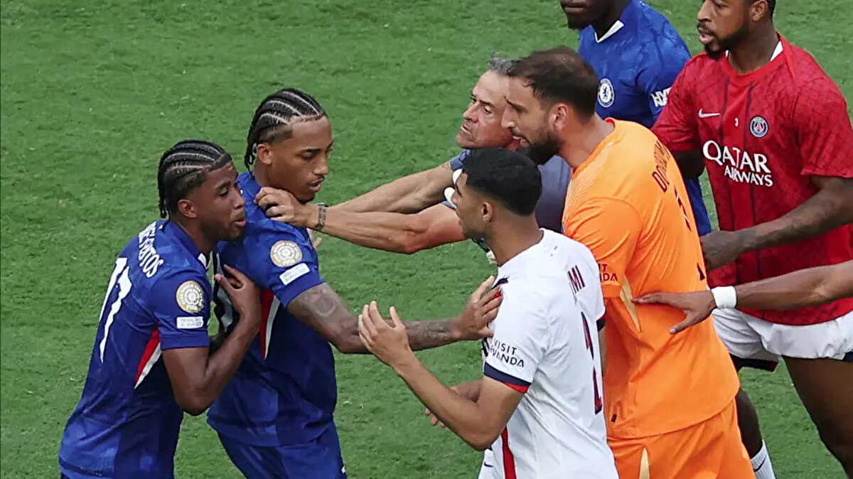 Reuters<br>Maçın bitiş düdüğüyle beraber iki takım oyuncuları birbirine girdi. PSG'de Hakimi, Andrey Santon'un üstüne yürüdüğü esnada Joao Pedro araya girdi.