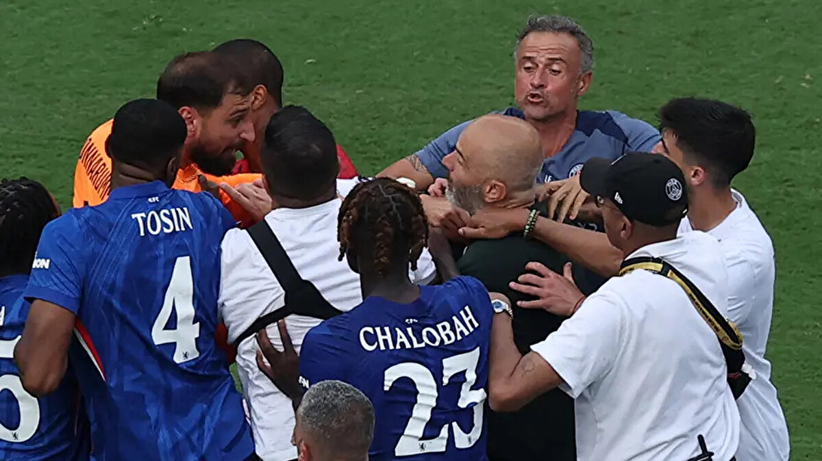 Joao Pedro, Enrique'nin hareketi sonrasında yerde kaldı. Oyuncular ve güvenlik görevlileri iki tarafı sakinleştirmeye çalıştı.