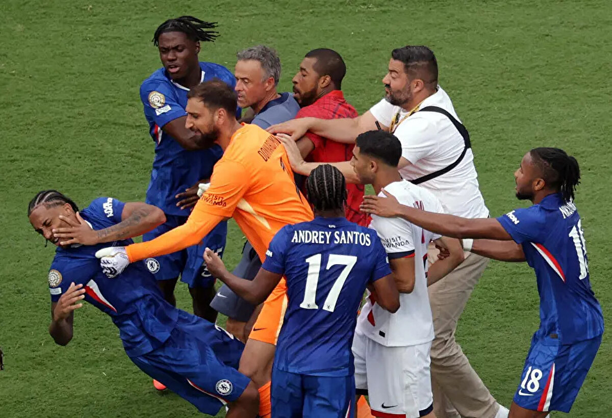 PSG Teknik Direktörü Luis Enrique, Pedro'nun boğazı ve omzu arasında vurdu. 